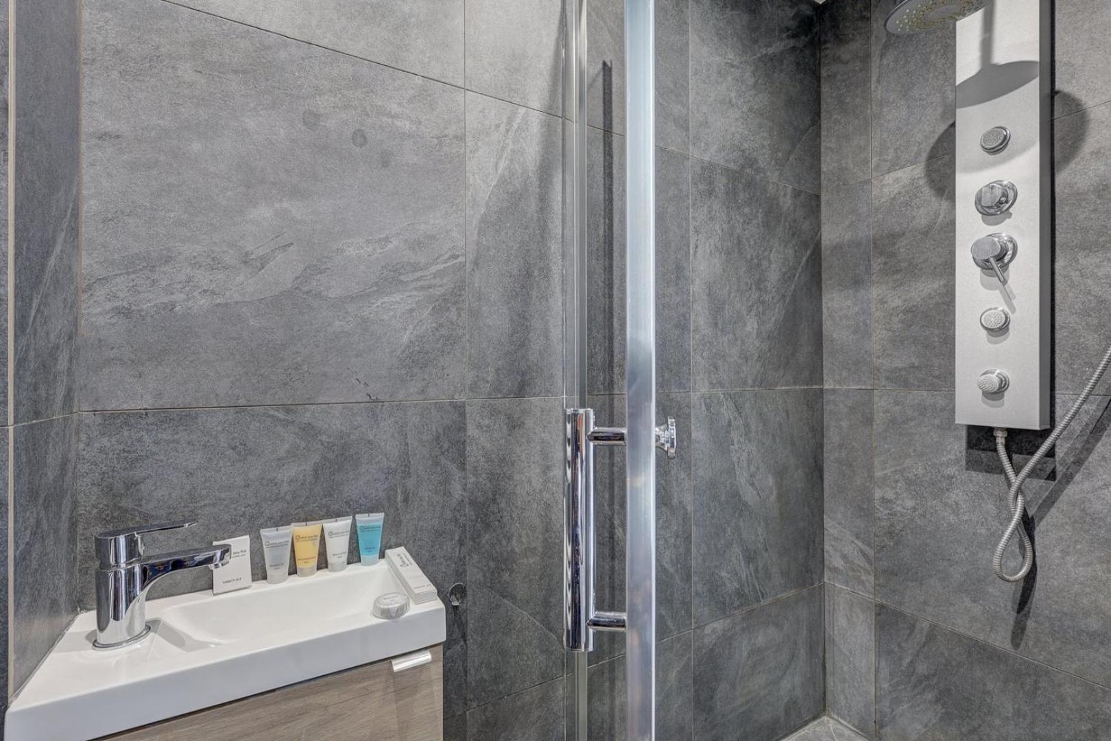 127 Suite Moshé Paris Extérieur photo